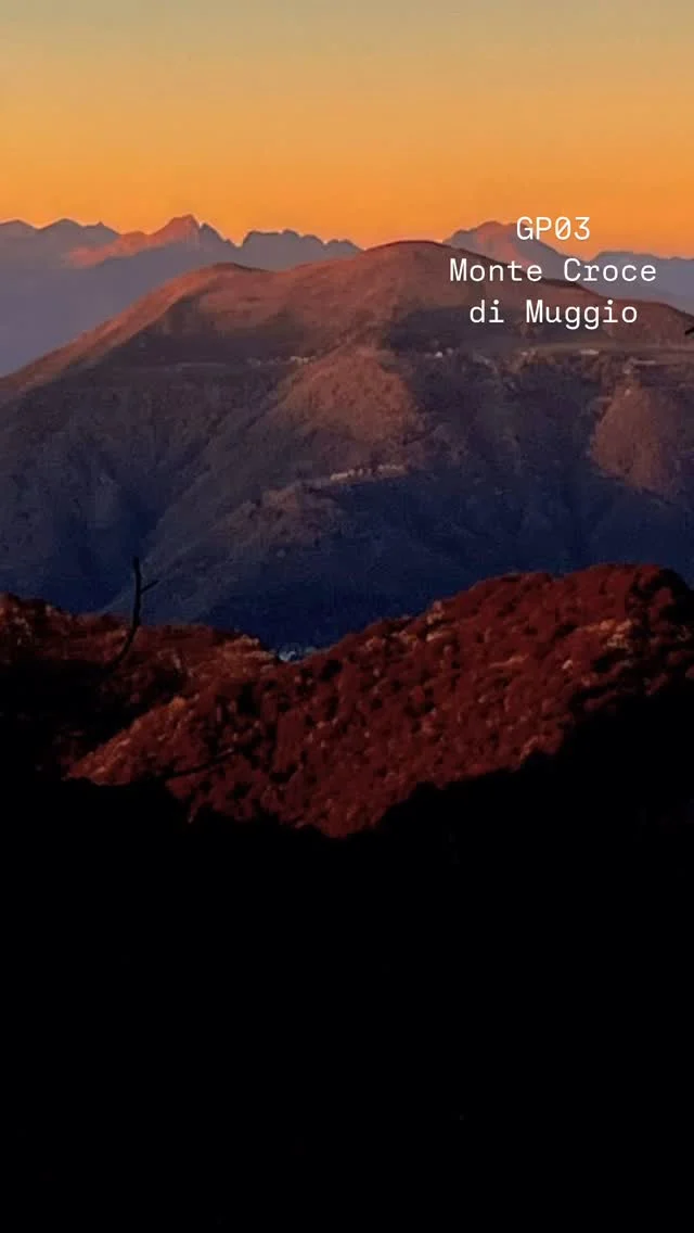 La nostra bottiglia GP03 con un tramonto sul Lago di Como dalla vetta del Monte Croce di Muggio 1799slm che domina l’Alpe Giumello in Valsassina patria del nostro Gin Porta di Prada. La foto è stata scattata il 31 Dicembre 2022. www.ginportadiprada.it