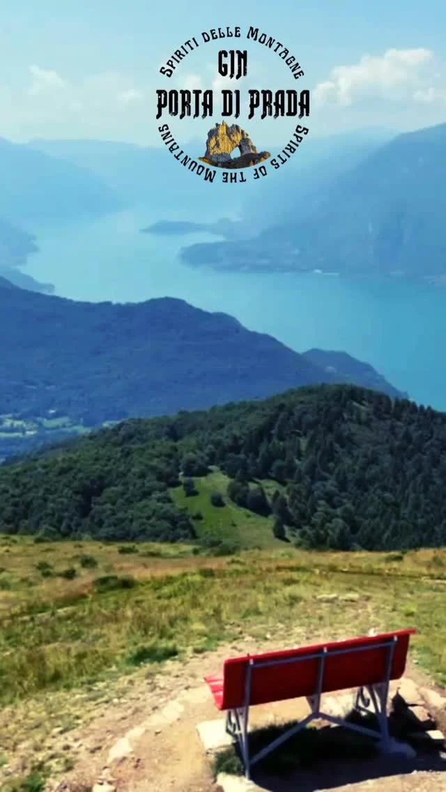 Il belvedere impareggiabile sul centro-lago che si gode dall’Alpe Giumello in Valsassina, è qui che nasce il Gin Porta di Prada tra le Prealpi Orobiche lecchesi e il Lago di Como. www.ginportadiprada.it